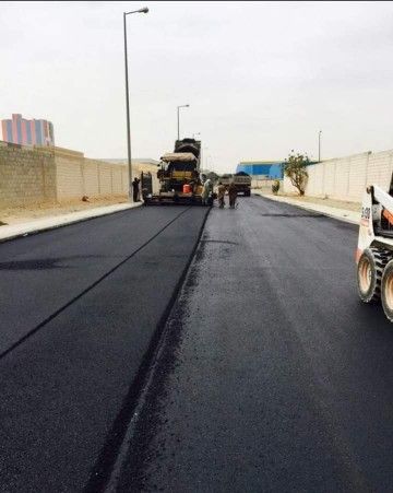 سفلتة الطرق والأحواش بخُلطات تتحمل مناخ المنطقة