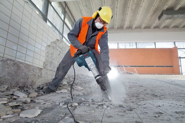 عامل تكسير معماري بخميس مشيط