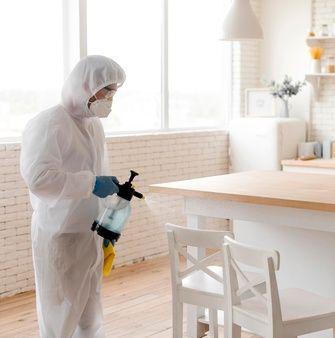 رش مبيدات حشرية في التجمع الأول